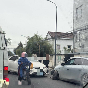 周太線梁堰交通事故堵了一路