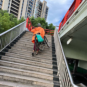 扛个自行车上大桥