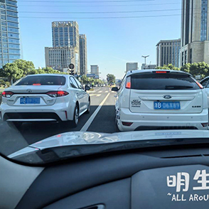 夏天这样躲太阳的现象好多……