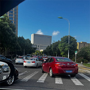 这里每天早晚高峰堵成狗