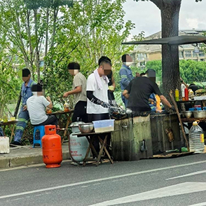 大马路上直接营业太危险了