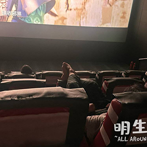 幸亏前面没坐人 要不然臭死了