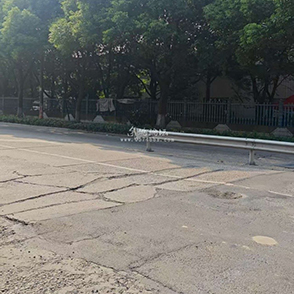 小心！低塘这条路上有“陷阱”