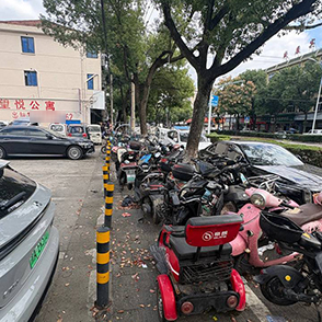 一整条路都过不去！