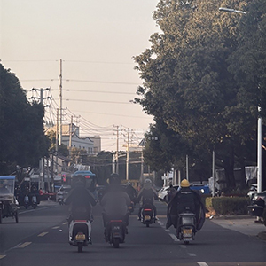 这样骑电瓶车 有点危险啊