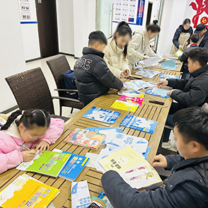 开学第一天 包书皮大工程开始了