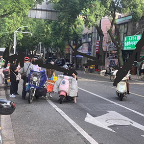 路边摆摊 这样你们认为合理吗？